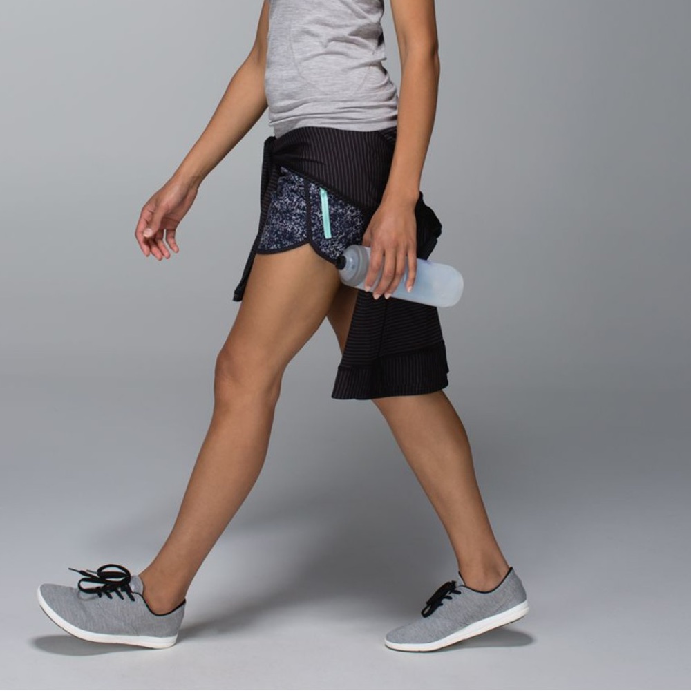 Lululemon Tracker II Short Rocky Road Sand Dune Size 6 - Picture 6 of 10